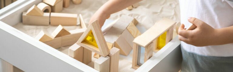 Conoce la historia del método Montessori, sus pilares fundamentales y la teoría de Maria Montessori para el desarrollo infantil.